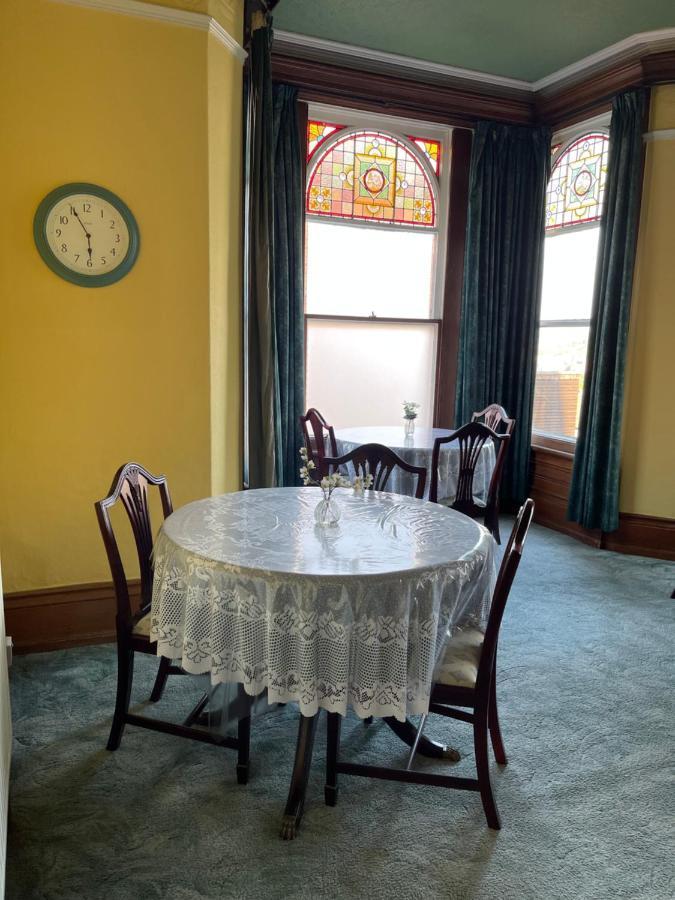 Chimneys Guest House Blackburn  Esterno foto