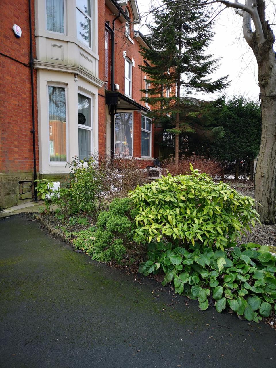 Chimneys Guest House Blackburn  Esterno foto